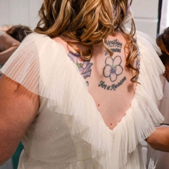 Vera Wang Wedding Gown - Picture 9 of 16